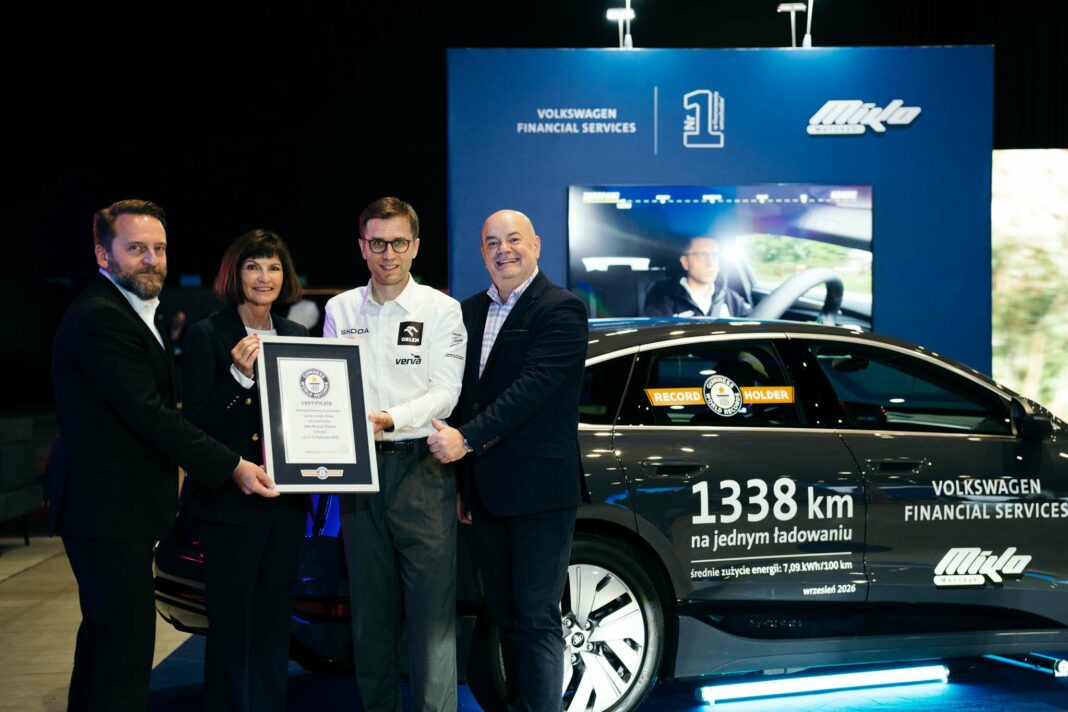 Miko Marczyk przy samochodzie elektrycznym Audi po ustanowieniu Rekordu Guinnessa