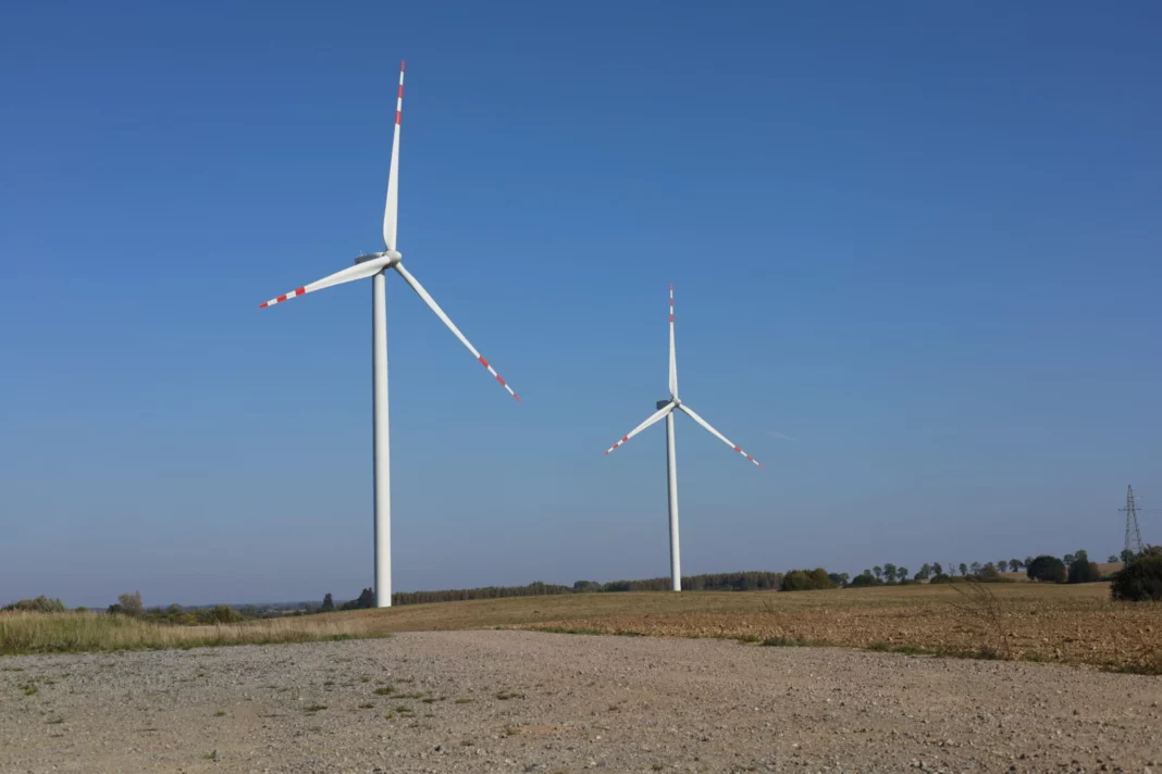 pl-wind-onshore-grzmiaca-2021-23-2048x1366-1 Sześć nowoczesnych turbin wiatrowych na tle zachodzącego słońca